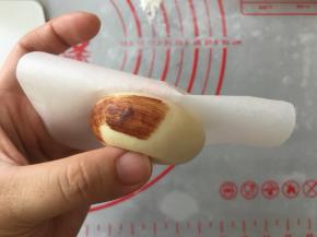 4克可可粉加10克开水，调均匀，忘记拍照了 用刷子在面团表面刷一层可可浆，先周围的一圈先刷，然后再刷表面，刷一层就可以了