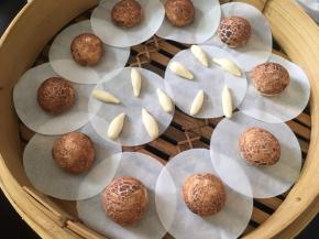  全部弄好之后，把蒸笼放在锅里，盖上盖子，锅里放冷水，面团发至按压有轻微回弹，面团变轻即可，冷水上锅蒸I5分钟，关火之后闷5分钟