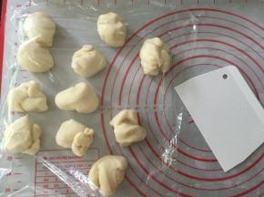  分割一份35克的面团，做蘑菇蒂，剩下的面团分成十份，盖上保鲜膜，防止面团风干