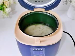 将藜麦杂粮米与糯米混合，淘干净后倒入电饭煲内胆中，加入适量的纯净水。