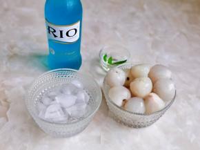 准备好冰块与威士忌，薄荷叶放盐水中浸泡。