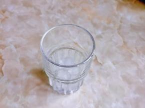 取一杯子，放入冰块。