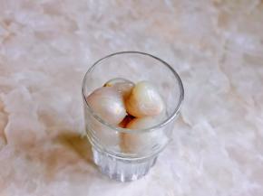 再放入去皮的荔枝。