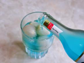 倒入蓝玫瑰威士忌。