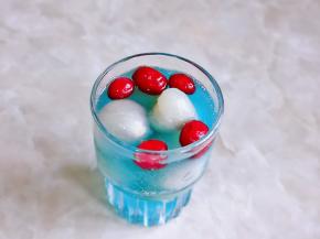 放入几颗新鲜的蔓越莓做装饰。