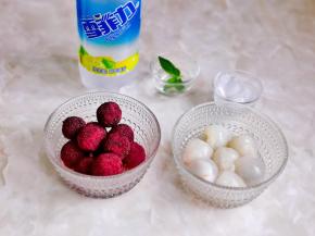 准备好其它食材，荔枝去皮。