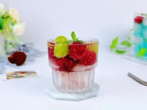 扔里几粒葡萄。