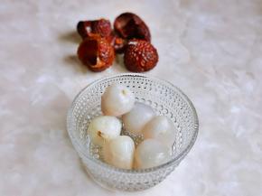 首先荔枝去皮，果肉放入碗中。