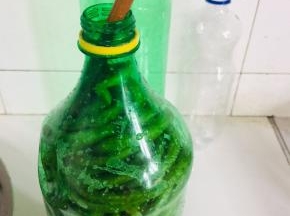 用筷子按压紧实！