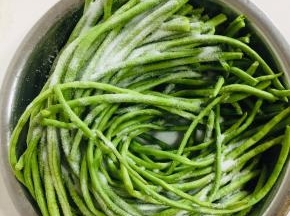 把豇豆放在盆子里，撒上适量的盐！（盐不要放的太多，和平时炒菜差不多的盐就可以了！这样可以促使豇豆快速的发酵变酸，盐如果太多就只有咸味，没有酸味了！）