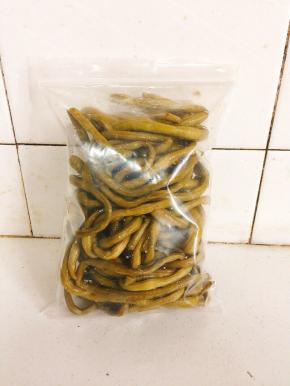 瓶子从中间切开，当顿儿吃不完的酸豇豆可以装在密封保鲜袋中，放入冰箱冷藏保存！