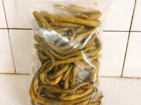 瓶子从中间切开，当顿儿吃不完的酸豇豆可以装在密封保鲜袋中，放入冰箱冷藏保存！