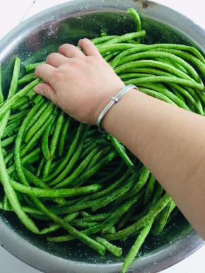 用手轻轻的按摩揉搓均匀！