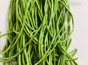 刚从地里摘回来的豇豆，选择嫩嫩的饱满的豇豆，把有虫的部分摘出来，掐去两头，不用洗！（豇豆本身也不脏，不用洗，直接腌制，吃的时候再清洗一下就好了！这样可以防止豇豆洗的时候水份没彻底晾干，容易变质的问题！）