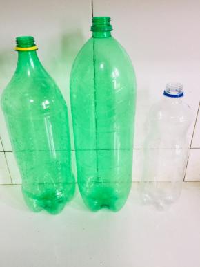 饮料瓶用洗洁精清洗干净后，再装凉开水清洗一遍，以防瓶子里有生水！（有条件的最好用玻璃瓶！不过用饮料瓶也可以，也有它的优点，一瓶刚好几顿就吃完了！不用担心大瓶装的，开瓶后容易变质！）