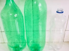 饮料瓶用洗洁精清洗干净后，再装凉开水清洗一遍，以防瓶子里有生水！（有条件的最好用玻璃瓶！不过用饮料瓶也可以，也有它的优点，一瓶刚好几顿就吃完了！不用担心大瓶装的，开瓶后容易变质！）