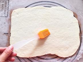 白色面团擀成薄片，刷上一层水
