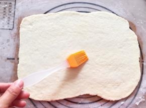 白色面团擀成薄片，刷上一层水