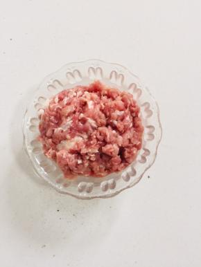 瘦肉洗净剁成肉末备用！