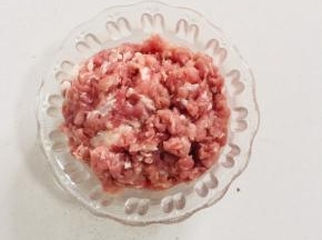 瘦肉洗净剁成肉末备用！