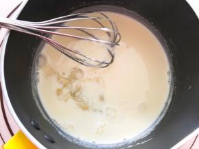 放入冷至温热的牛奶芝士液中，用余温将吉利丁片搅拌至完全融化