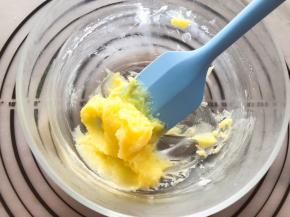 加入糖粉搅拌均匀