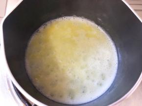 小火加热至沸腾，立即倒入低筋面粉