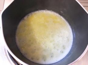 小火加热至沸腾，立即倒入低筋面粉