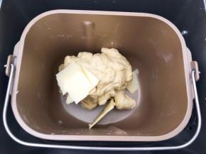 加入软化好的黄油，继续揉面10分钟