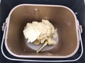 加入软化好的黄油，继续揉面10分钟