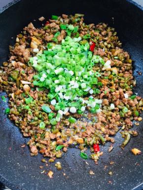放入葱花翻炒均匀！
