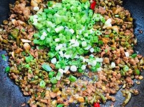 放入葱花翻炒均匀！