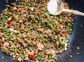 放入少许盐翻炒均匀！（酸豇豆本身就是咸的，只需要再放一点点盐就可以了！）