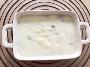 将奶糕倒入碗中，放入冰箱冷藏2小时