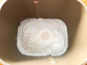 黄油以上全部食材放入面包机，揉面10分钟
