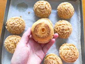 底部戳洞挤入卡士达酱即可