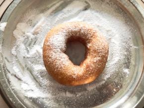 最后沾上糖粉即可