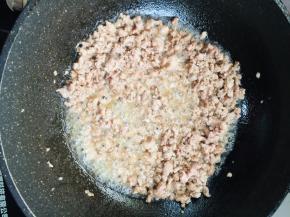 起锅烧油，放入肉末大火煸炒至变色！