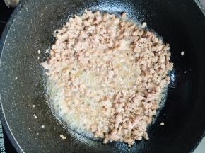 起锅烧油，放入肉末大火煸炒至变色！