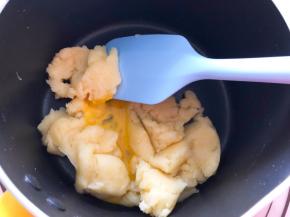 面糊冷却后，分多次加入蛋液搅拌均匀（鸡蛋一定不要一次加入）