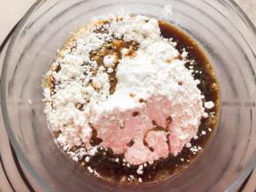 再做红色面团，红糖用开水化开，和面粉混合