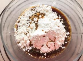 再做红色面团，红糖用开水化开，和面粉混合