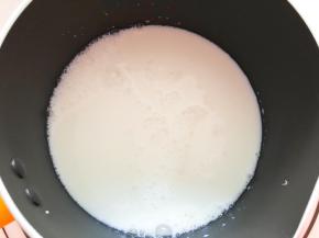 牛奶倒入奶锅中