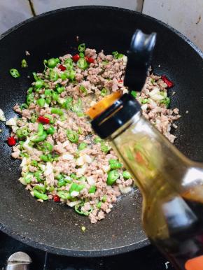 放入少许红烧酱油增色！