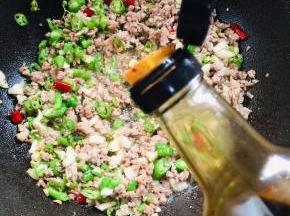 放入少许红烧酱油增色！