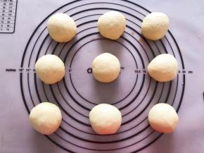 面团拿出排气，分成均等的9等份，揉圆