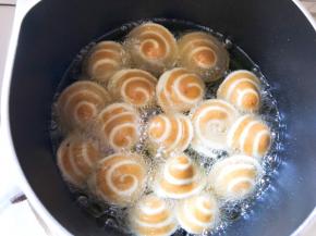 油烧热，放入锅中小火炸，炸至变色即可