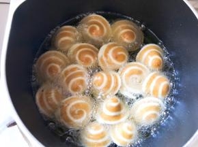 油烧热，放入锅中小火炸，炸至变色即可