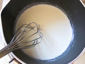 小火熬至芝士片完全融化，搅拌均匀，放至温热