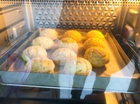 放入预热好的烤箱中层，200度上下火，烤至泡芙膨胀起来，转170度烤，总共烤30分钟
